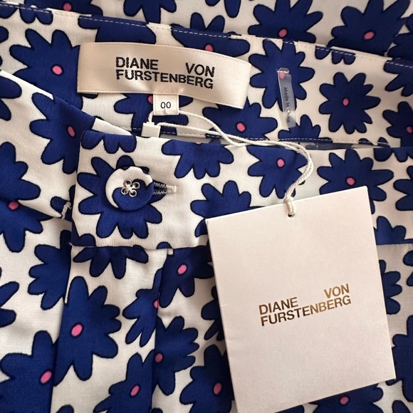 DIANE VON FURSTENBERG
Lucy Top and Pencil Skirt in Daisy Dots Large True Blue - Picture 11 of 12